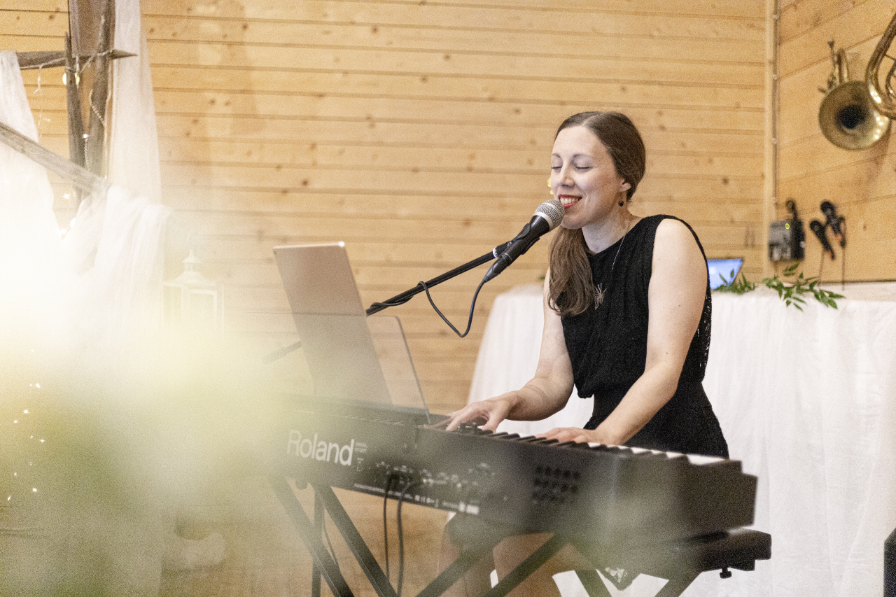 Laulaja-pianisti Anna Katariina soittaa ja laulaa häissä.