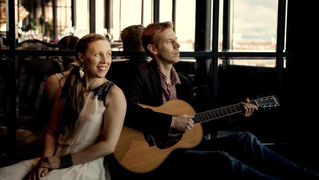 Kuvassa Duo Väreet, eli laulaja Anna Katariina ja kitaristi Teemu Kulmakorpi.