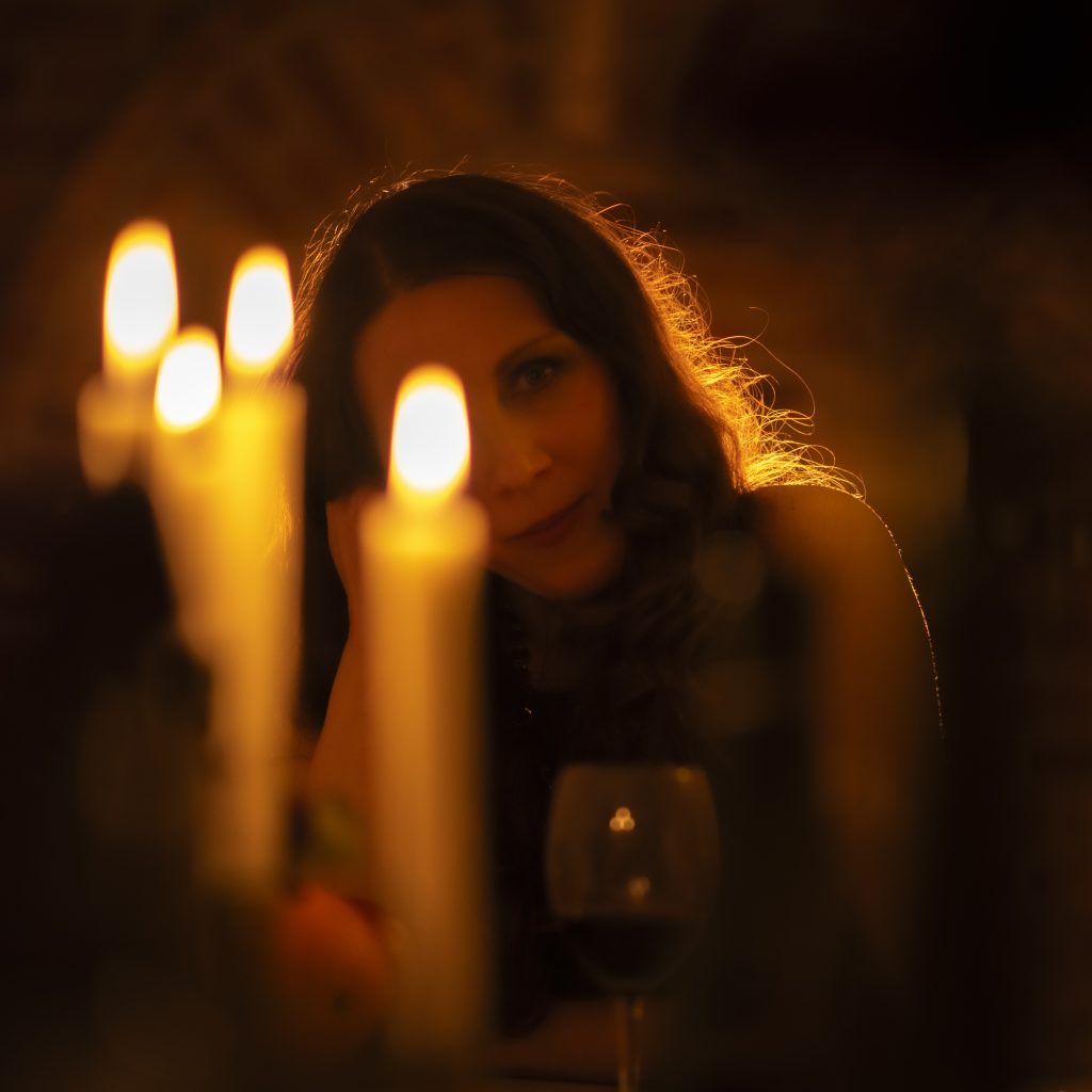 Anna Valoa kynttilänvalossa